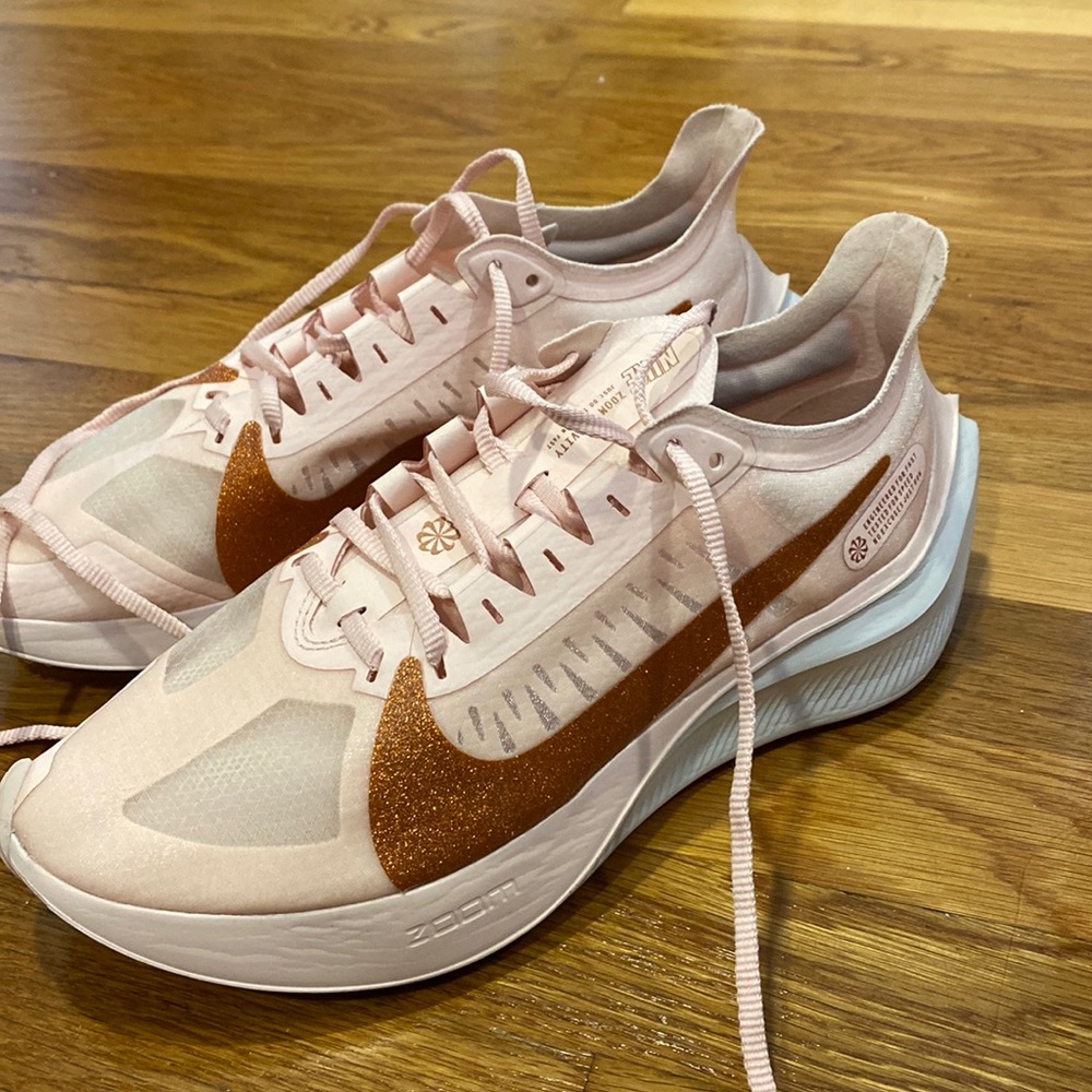 NIKE women’s zoom sneakers size 8